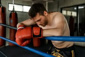 Cosa succede se non si rispetta il riposo tra gli allenamenti di muay thai? Il rischio di overtraining spesso sottovalutato